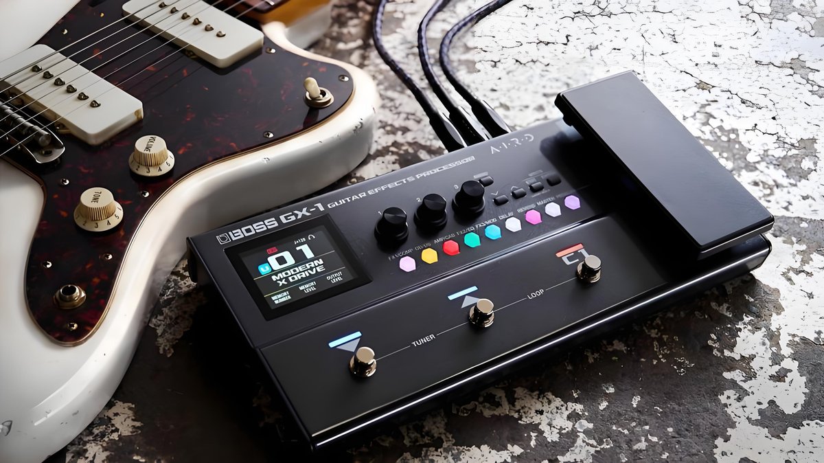 Guitar pedalboard with multi-output power supply under the board